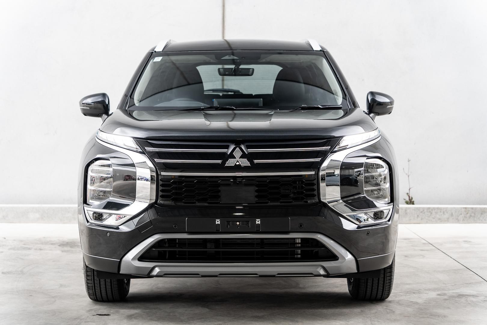 Mitsubishi Outlander image 2