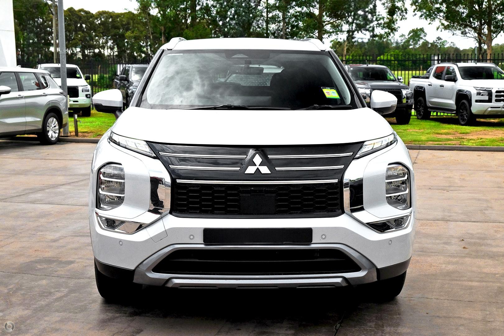 Mitsubishi Outlander image 2