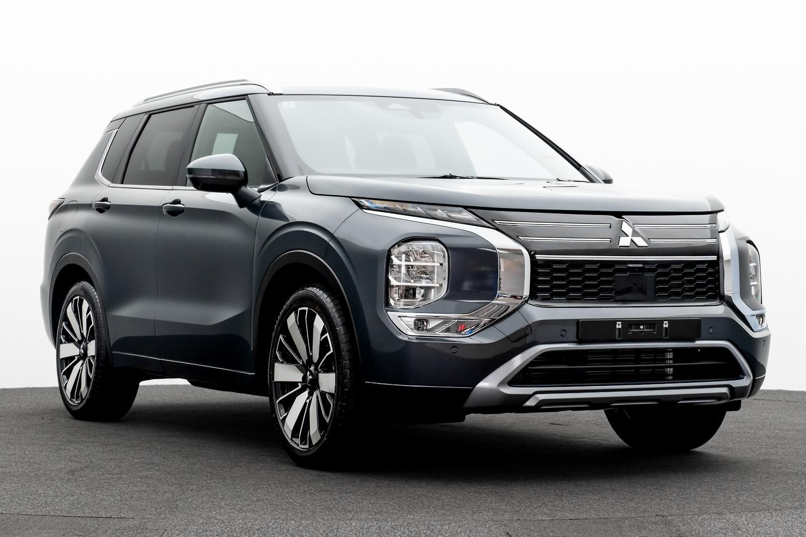 Mitsubishi Outlander image 1