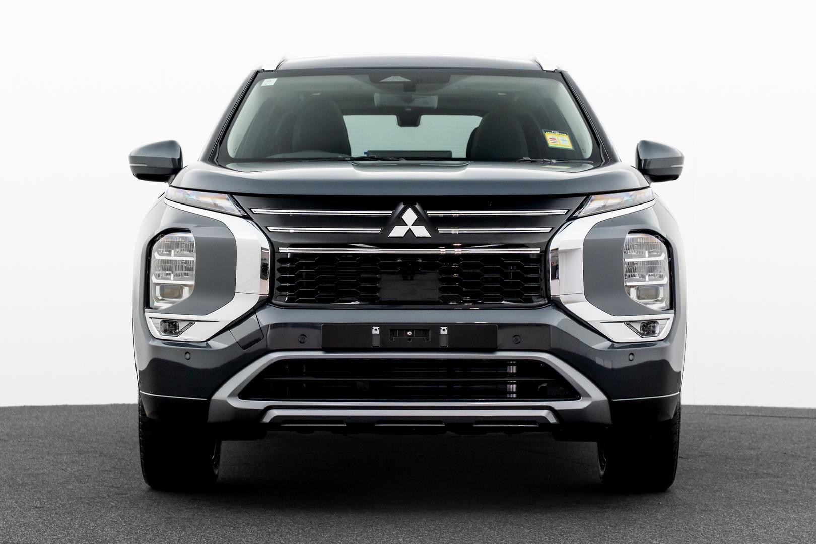 Mitsubishi Outlander image 2