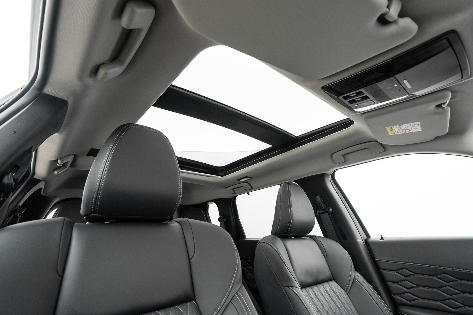 Mitsubishi Outlander image 4