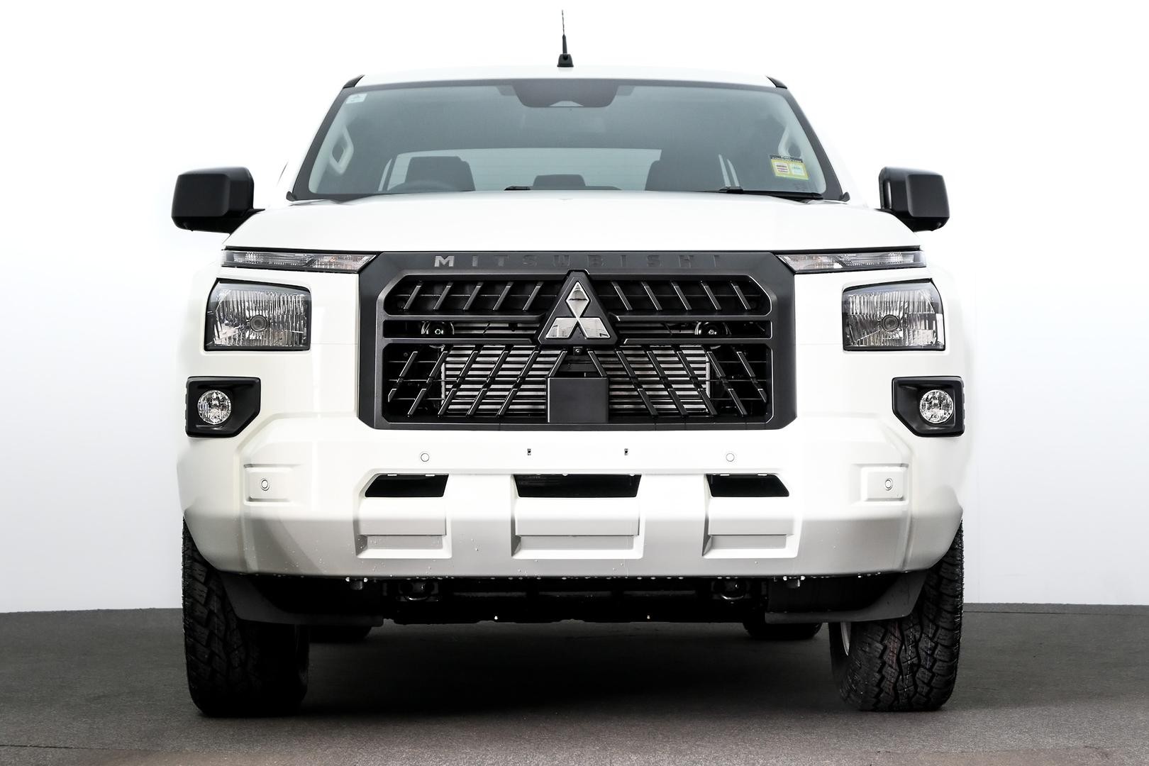 Mitsubishi Triton image 2
