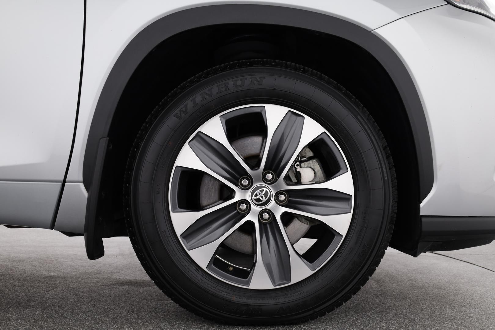 Toyota Kluger image 3