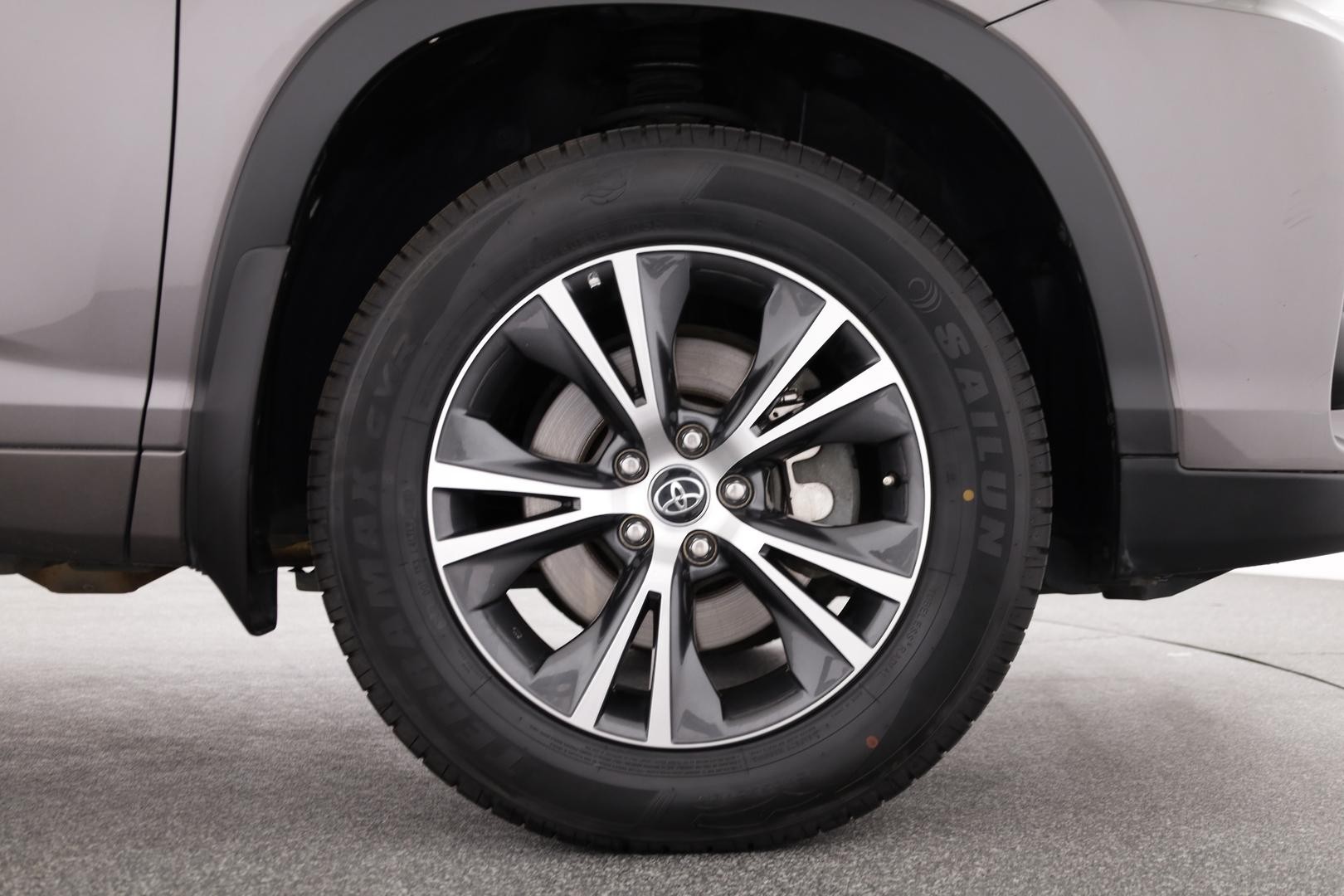 Toyota Kluger image 3