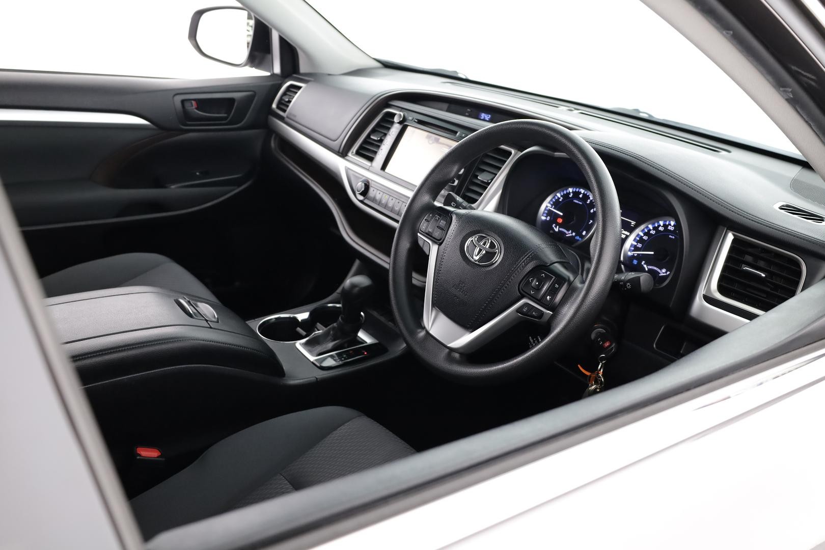 Toyota Kluger image 4