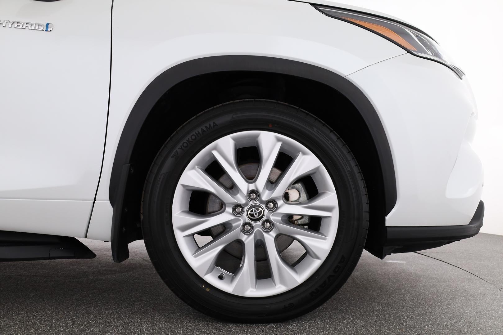 Toyota Kluger image 3