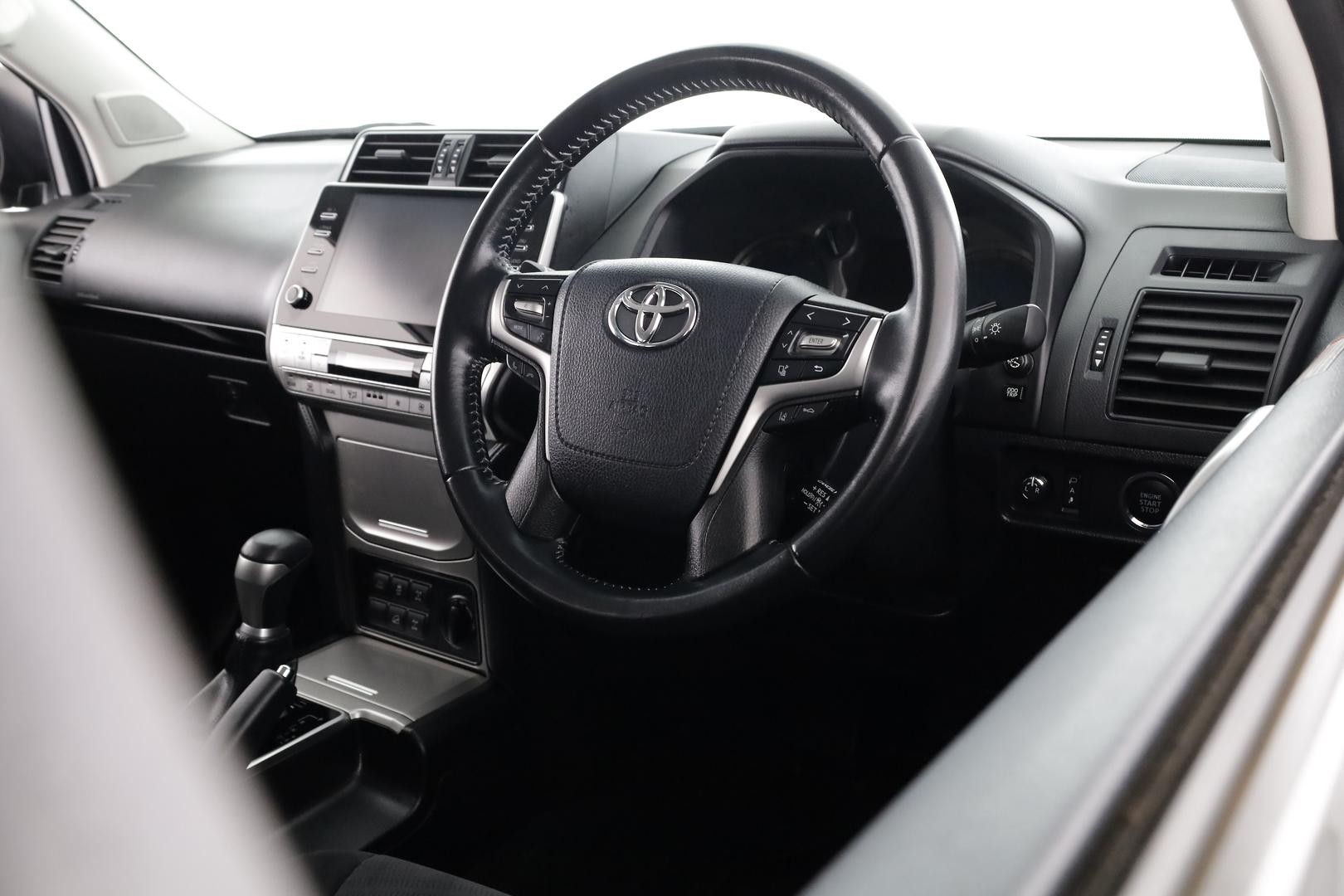 Toyota Landcruiser Prado image 2