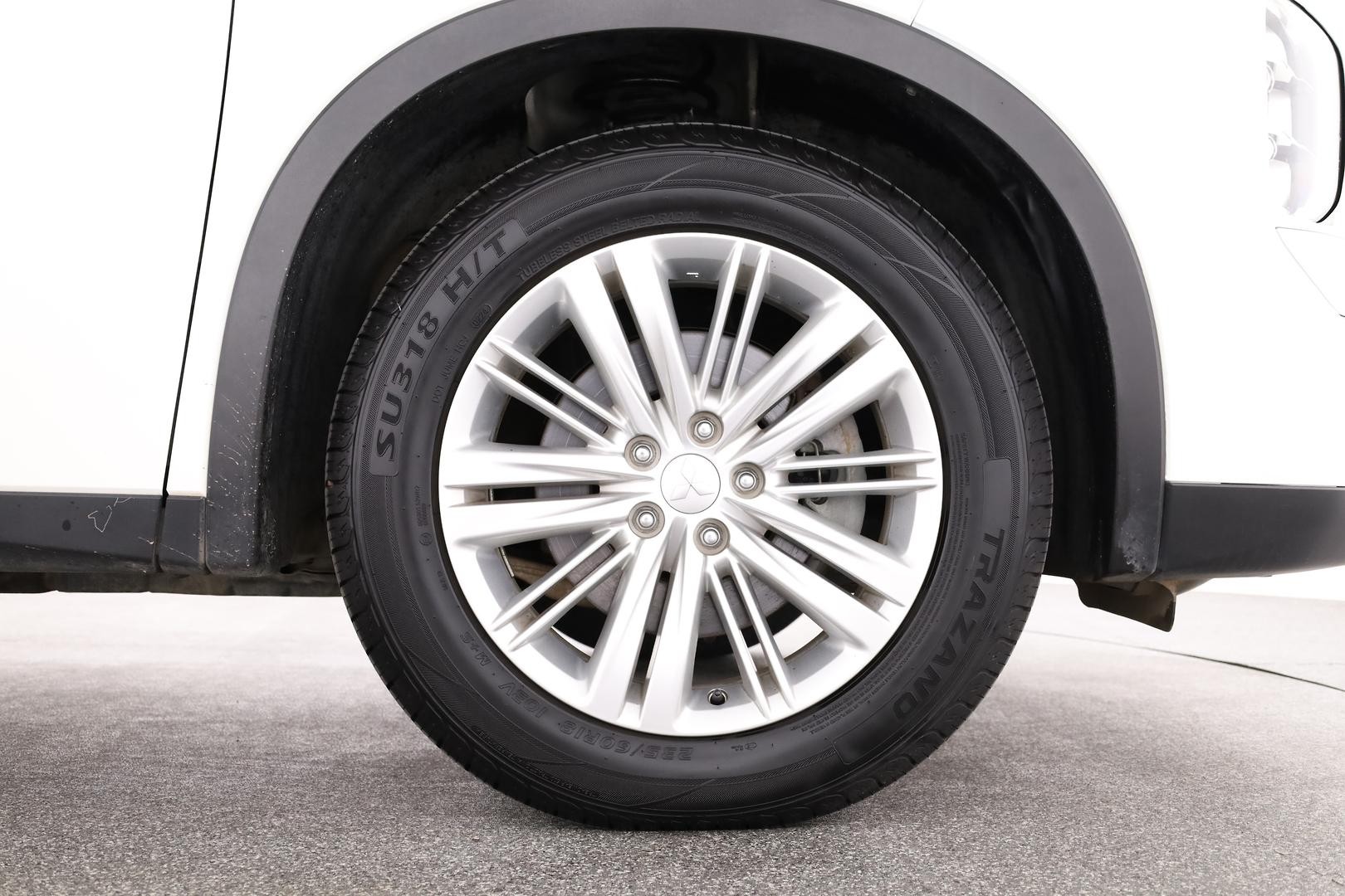 Mitsubishi Outlander image 3