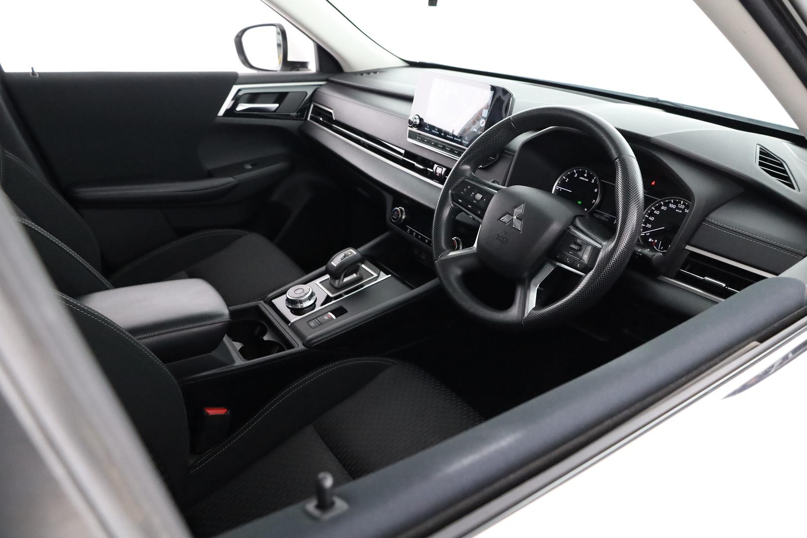 Mitsubishi Outlander image 4