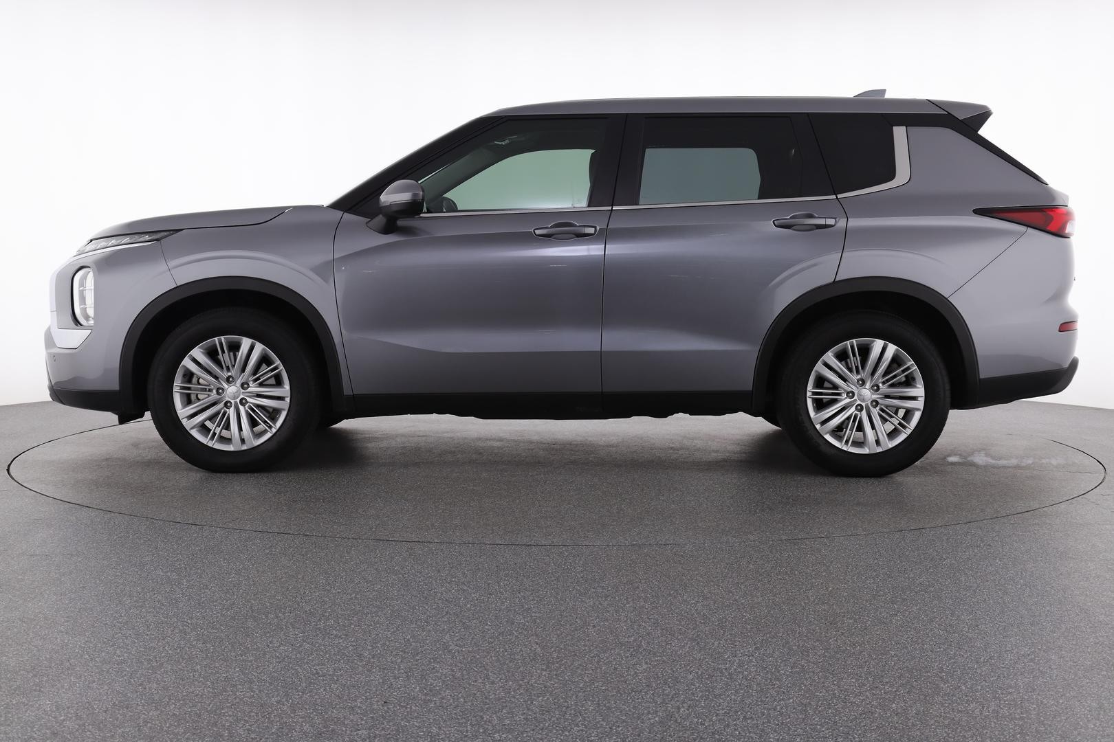 Mitsubishi Outlander image 2