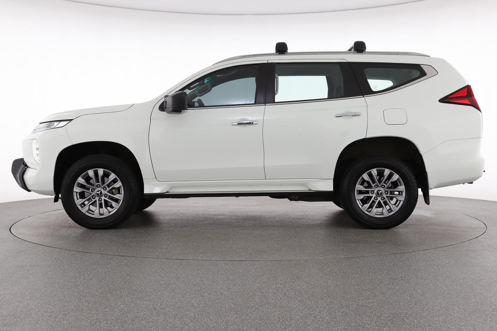 Mitsubishi Pajero Sport image 2