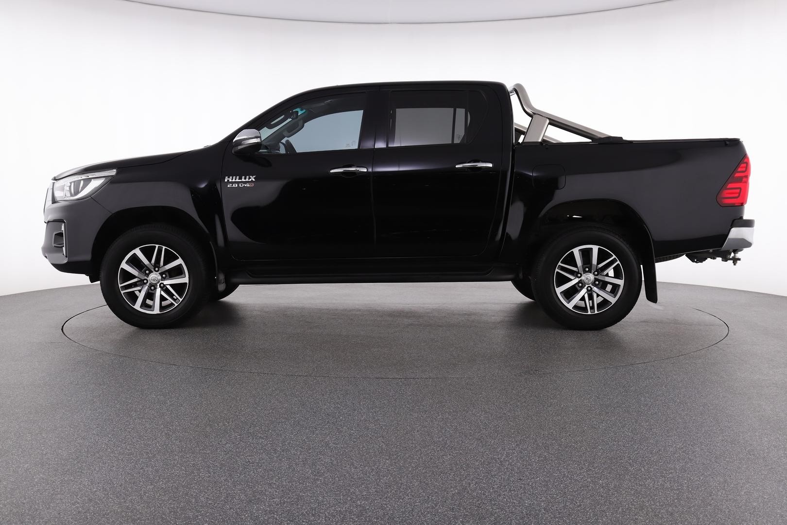 Toyota Hilux image 2