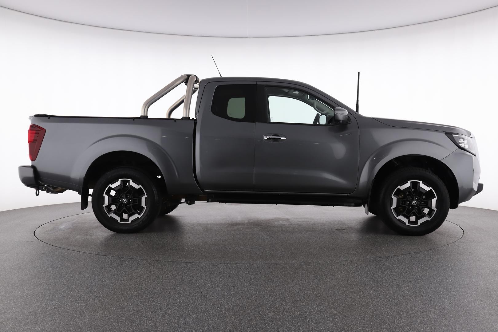Nissan Navara image 2