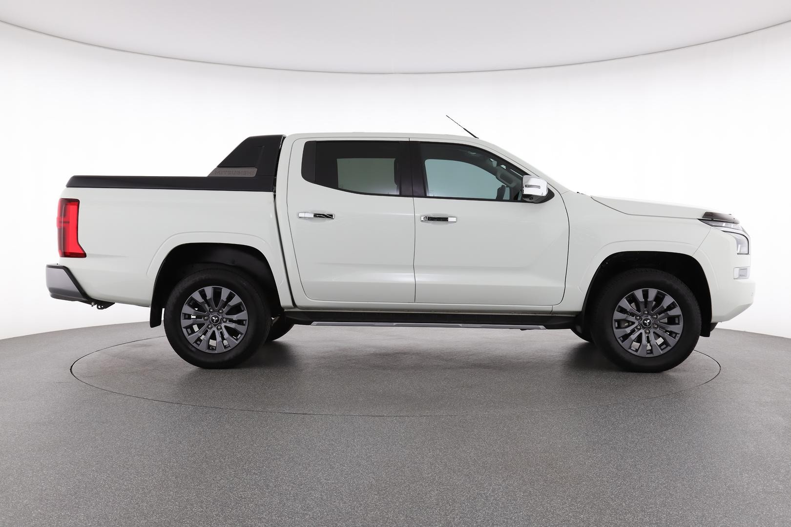 Mitsubishi Triton image 2
