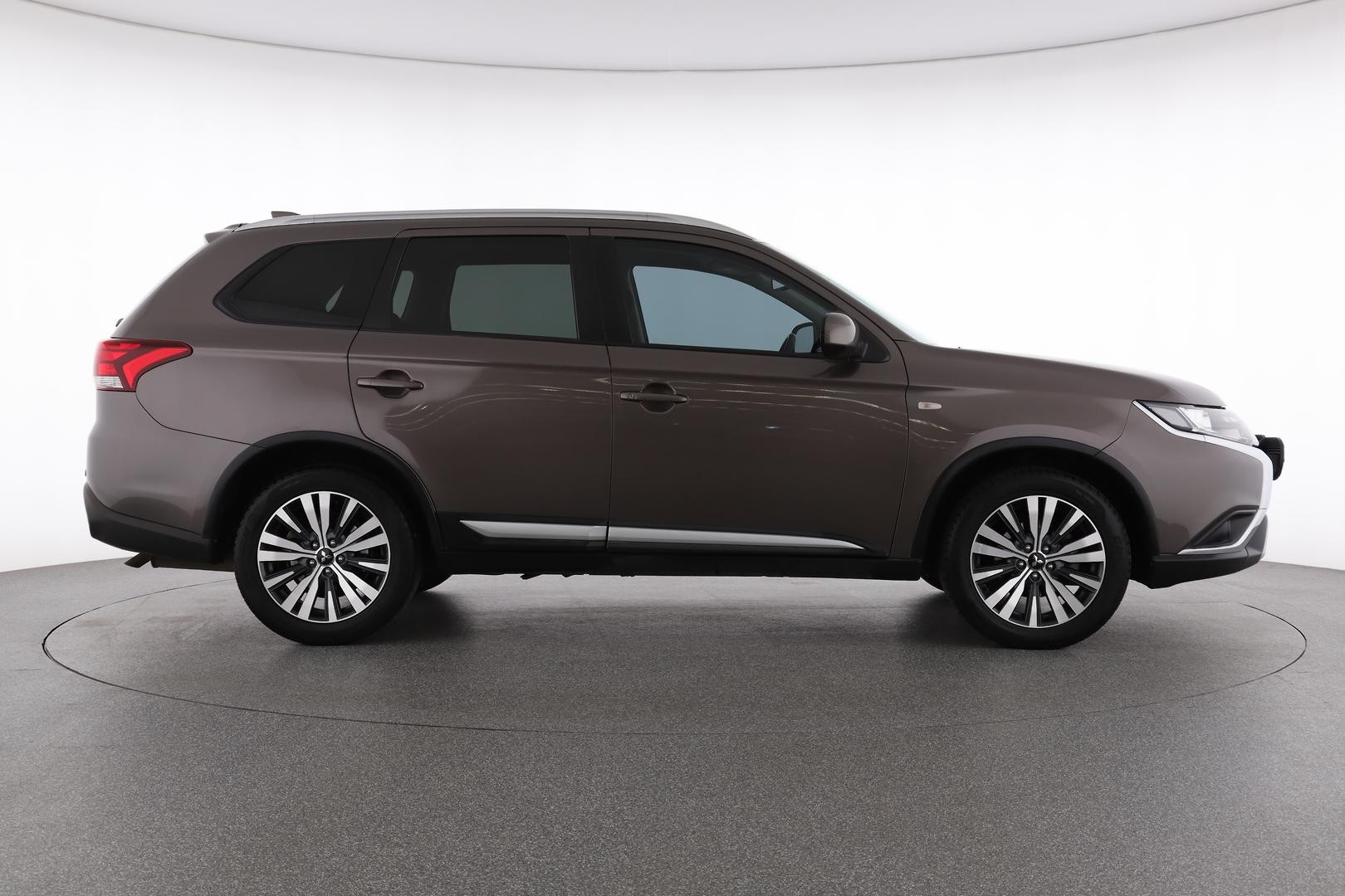 Mitsubishi Outlander image 2