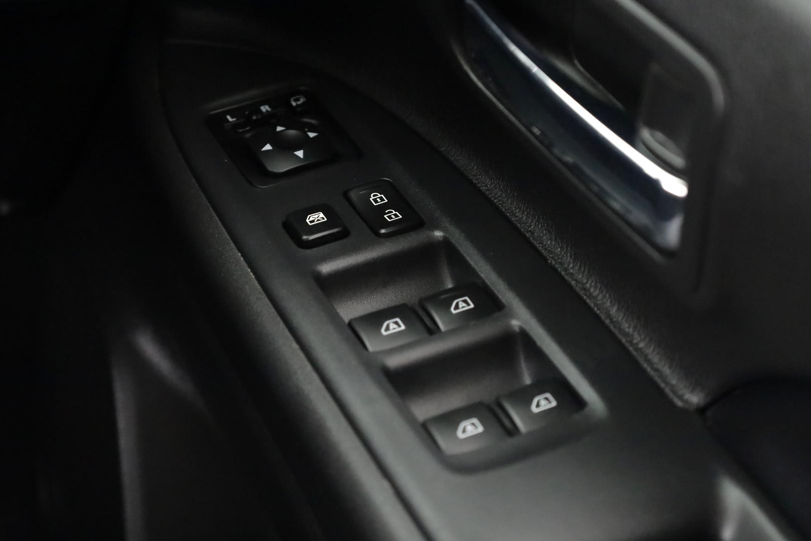 Mitsubishi Outlander image 2