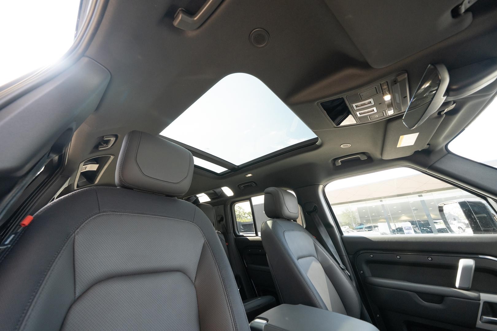 Land Rover Defender image 4