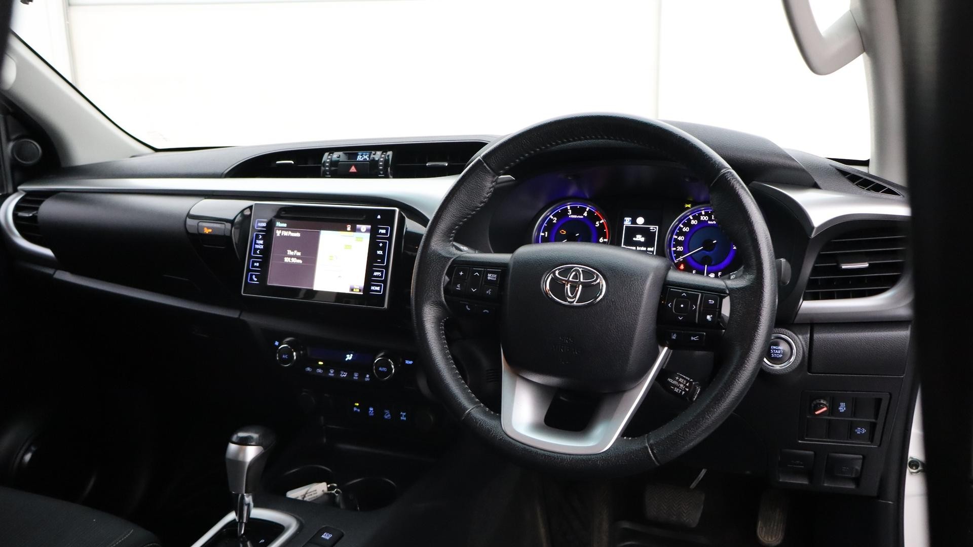 Toyota Hilux image 4