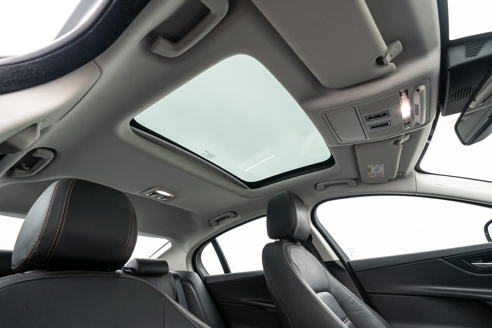 Jaguar Xe image 4
