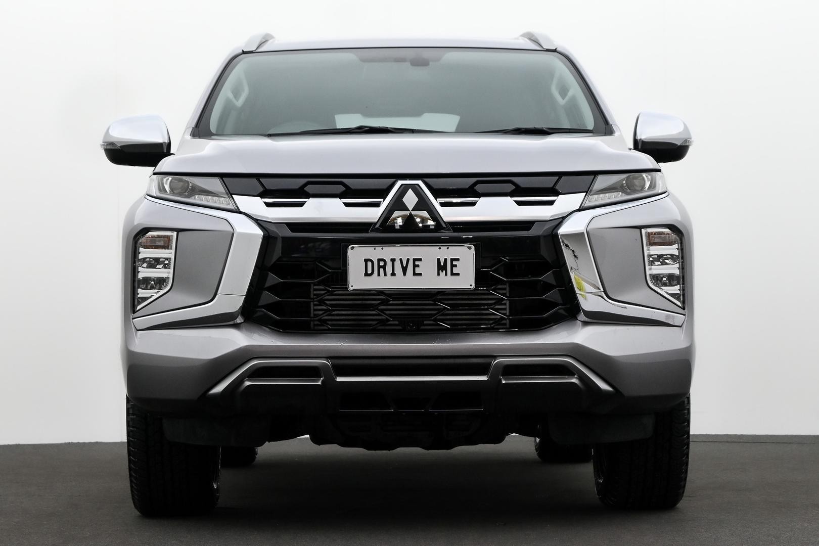 Mitsubishi Pajero Sport image 2