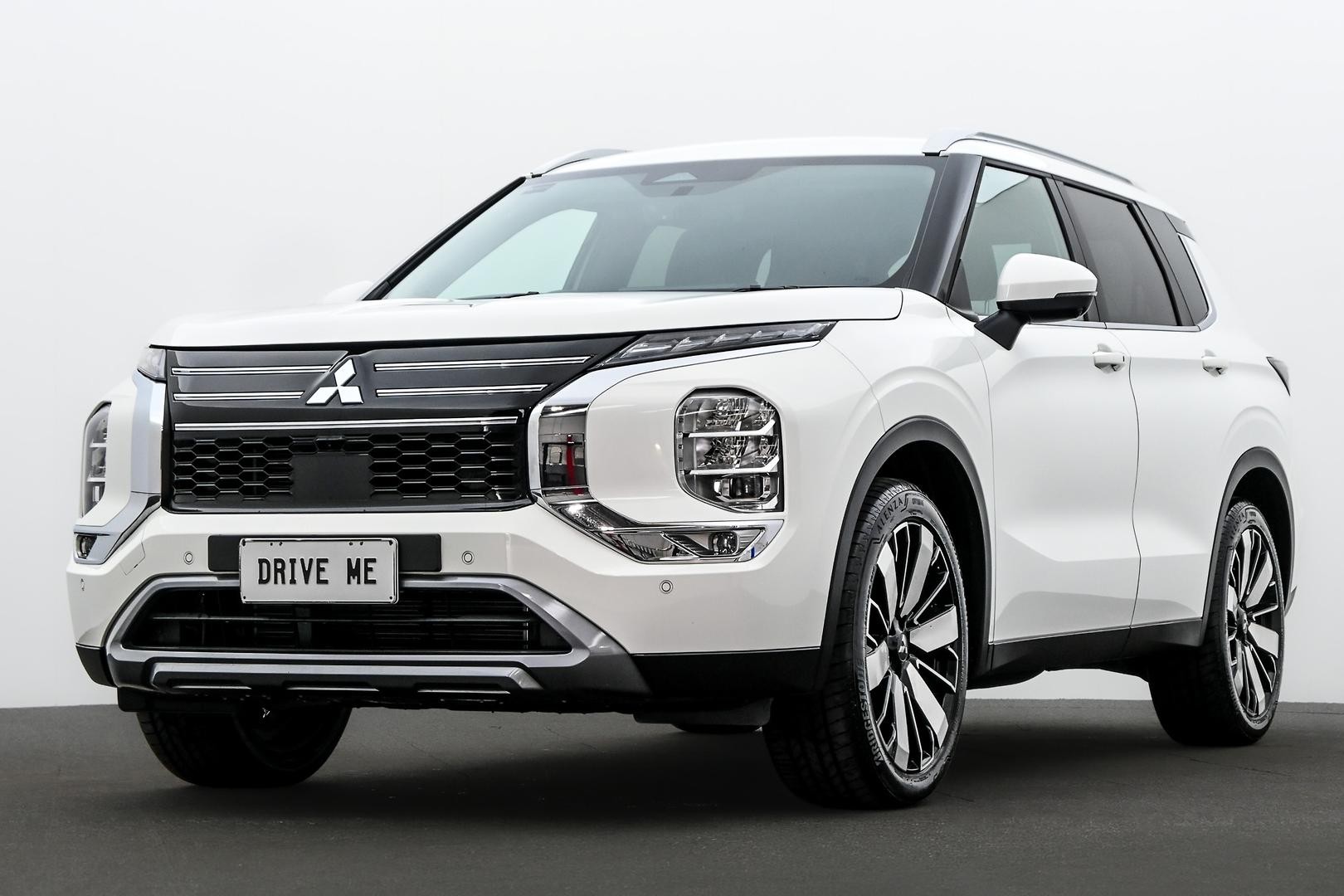 Mitsubishi Outlander image 1