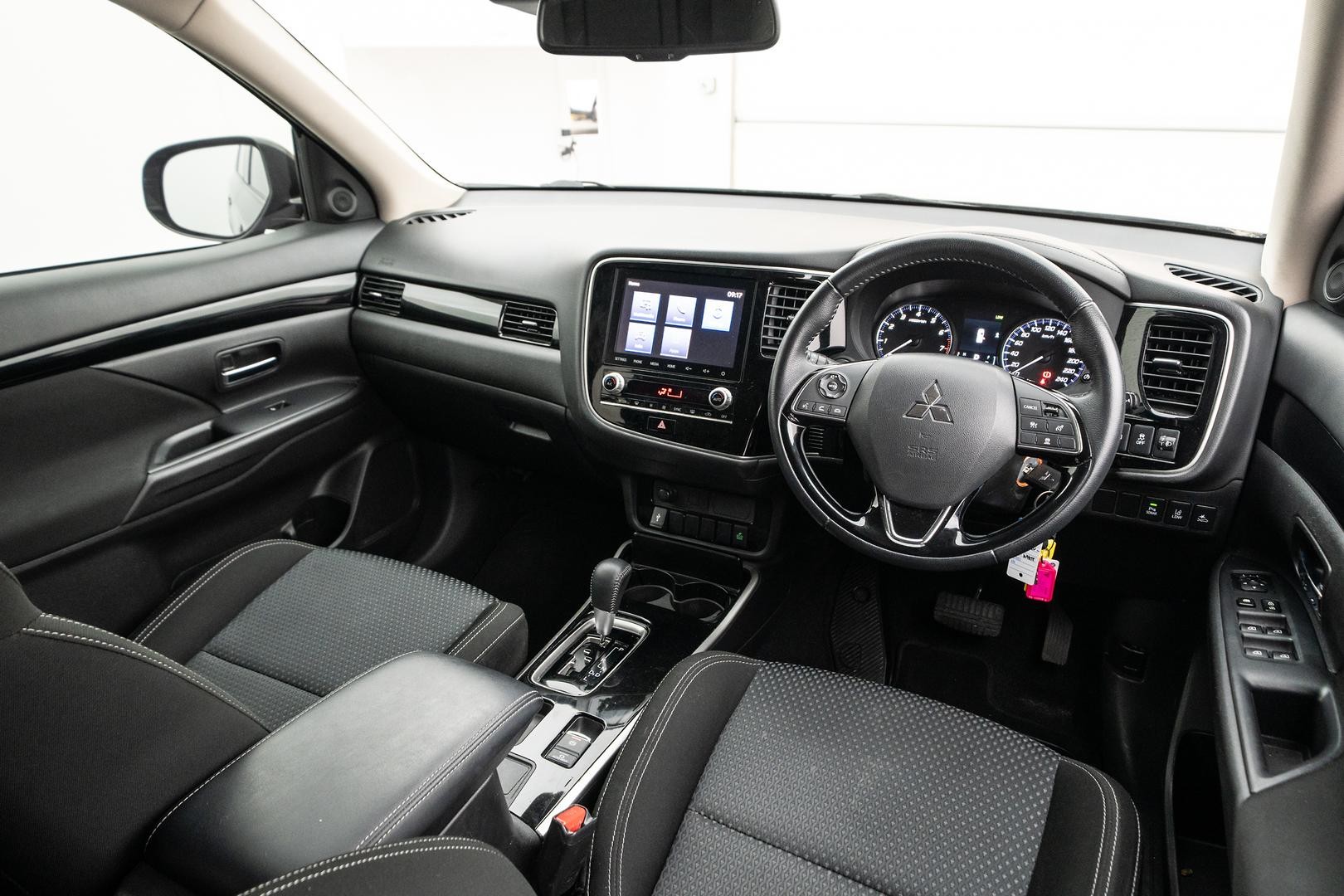 Mitsubishi Outlander image 4