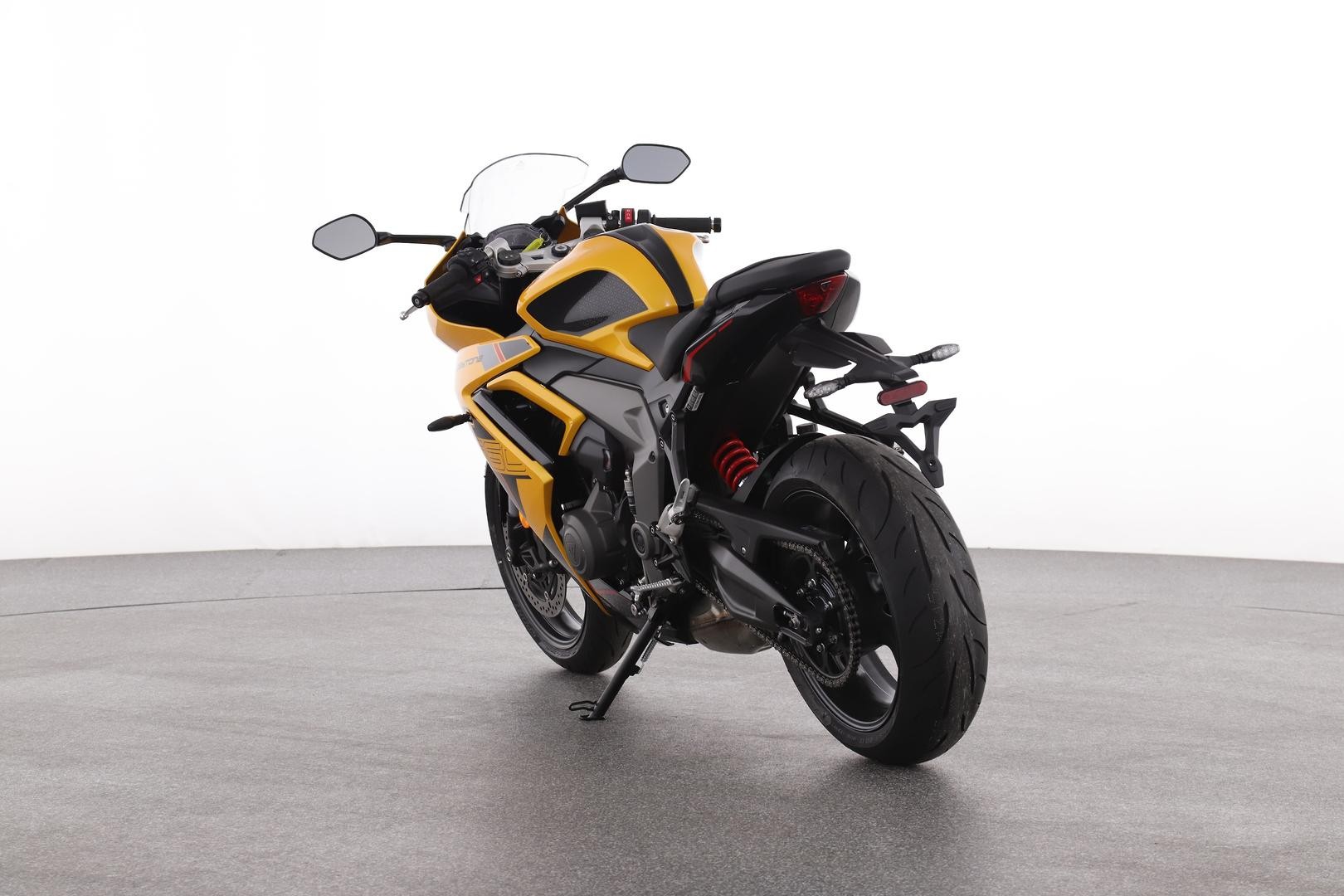 Triumph Daytona 660 Lams image 3