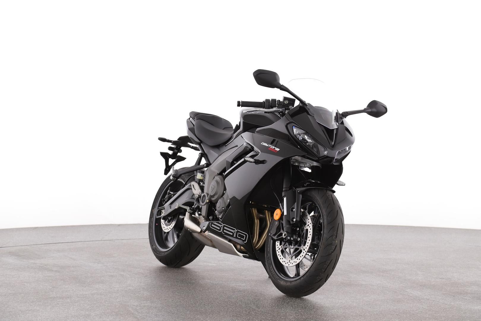 Triumph Daytona 660 image 2
