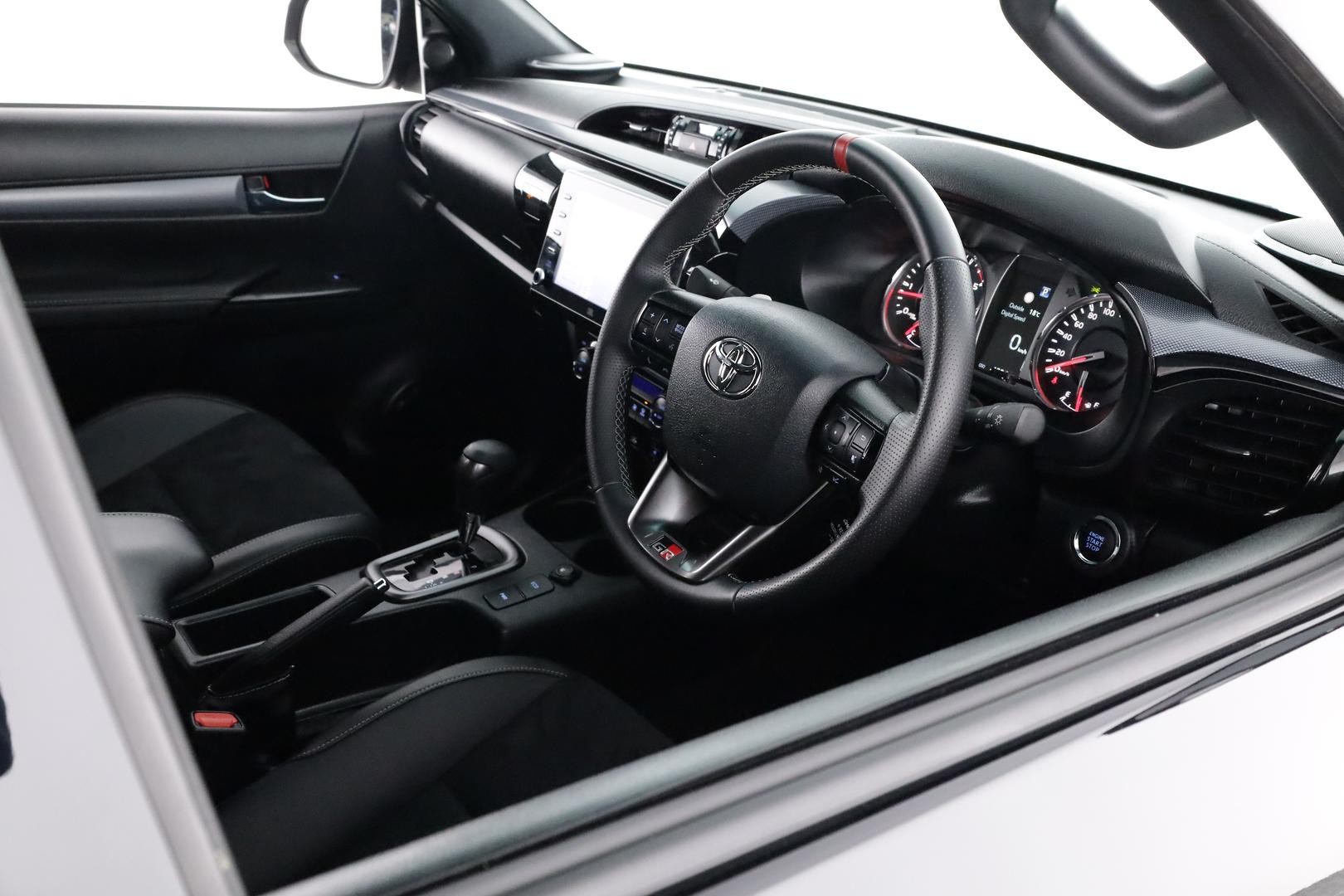 Toyota Hilux image 4