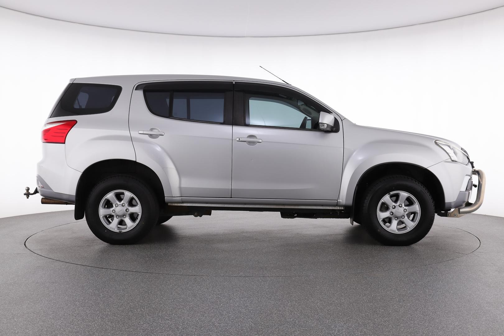 Isuzu Mu-x image 2