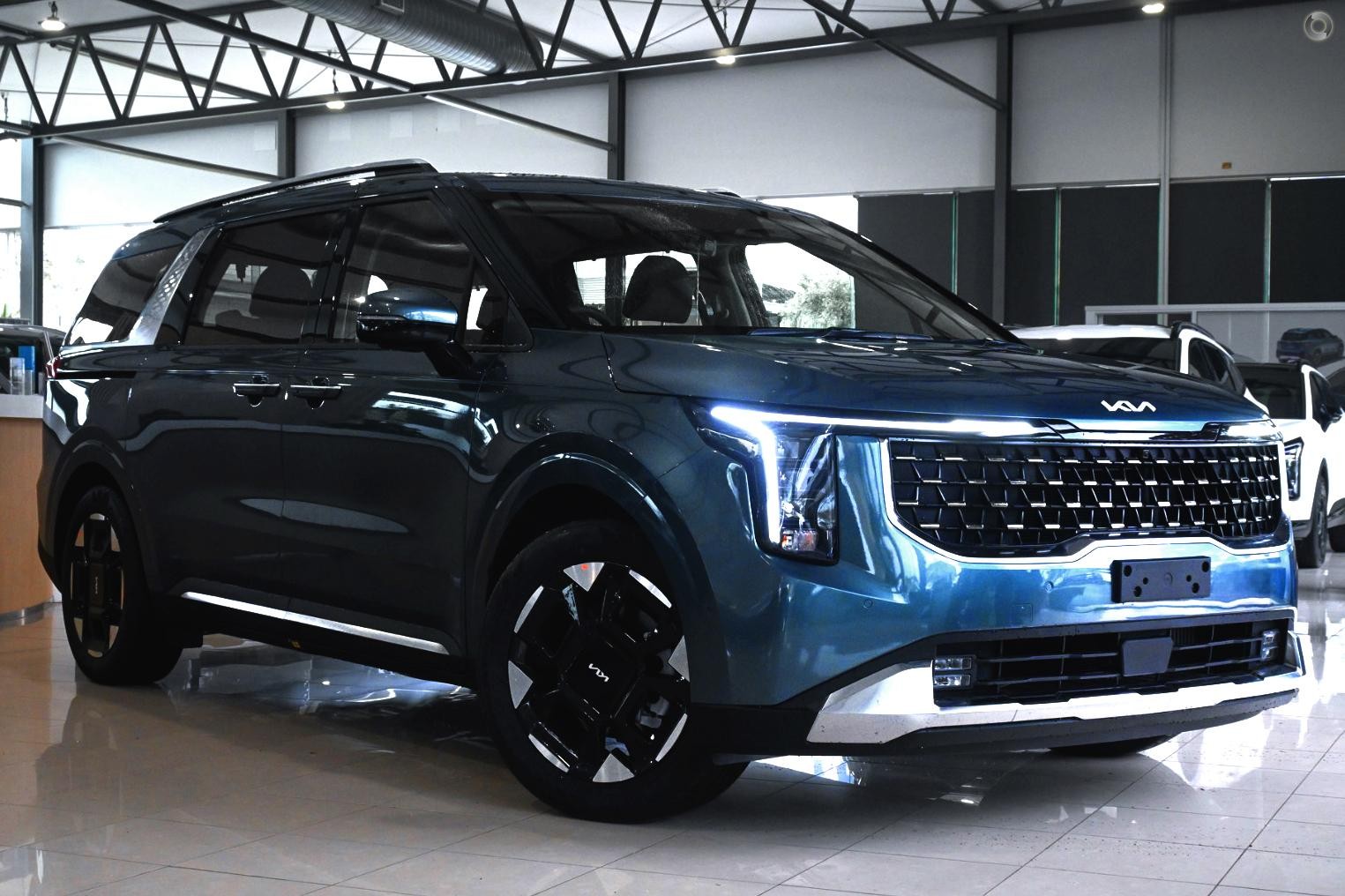 Kia Carnival image 1