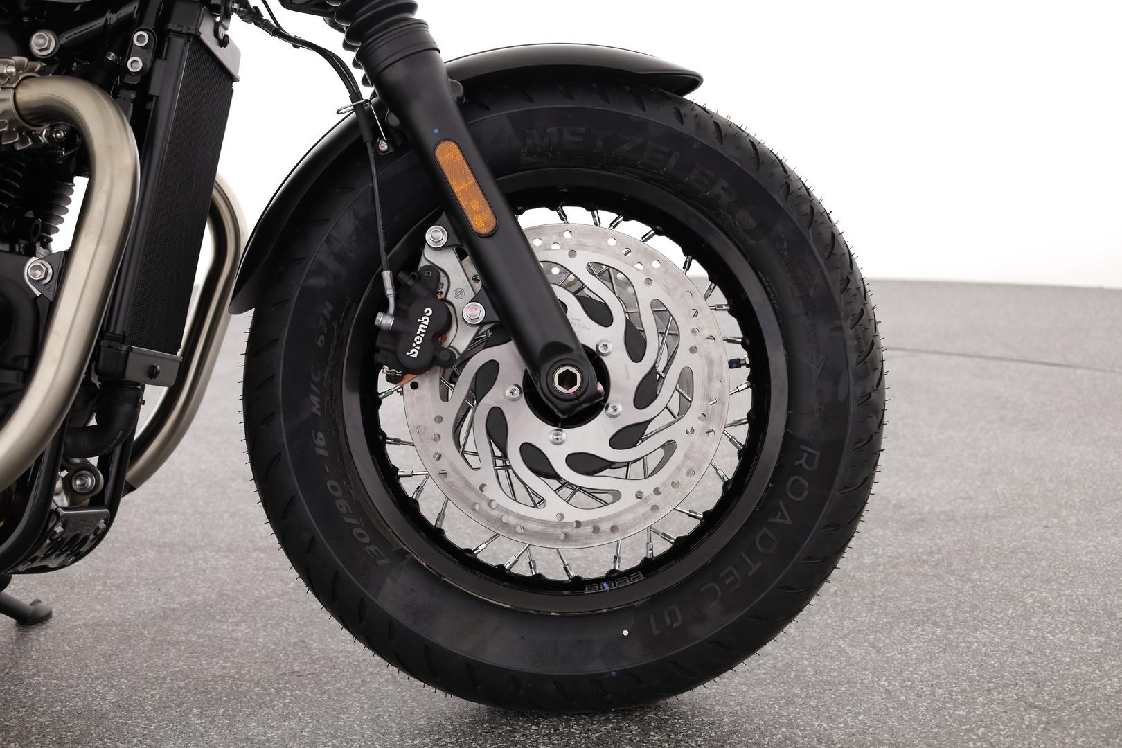 Triumph Bonneville Bobber image 4