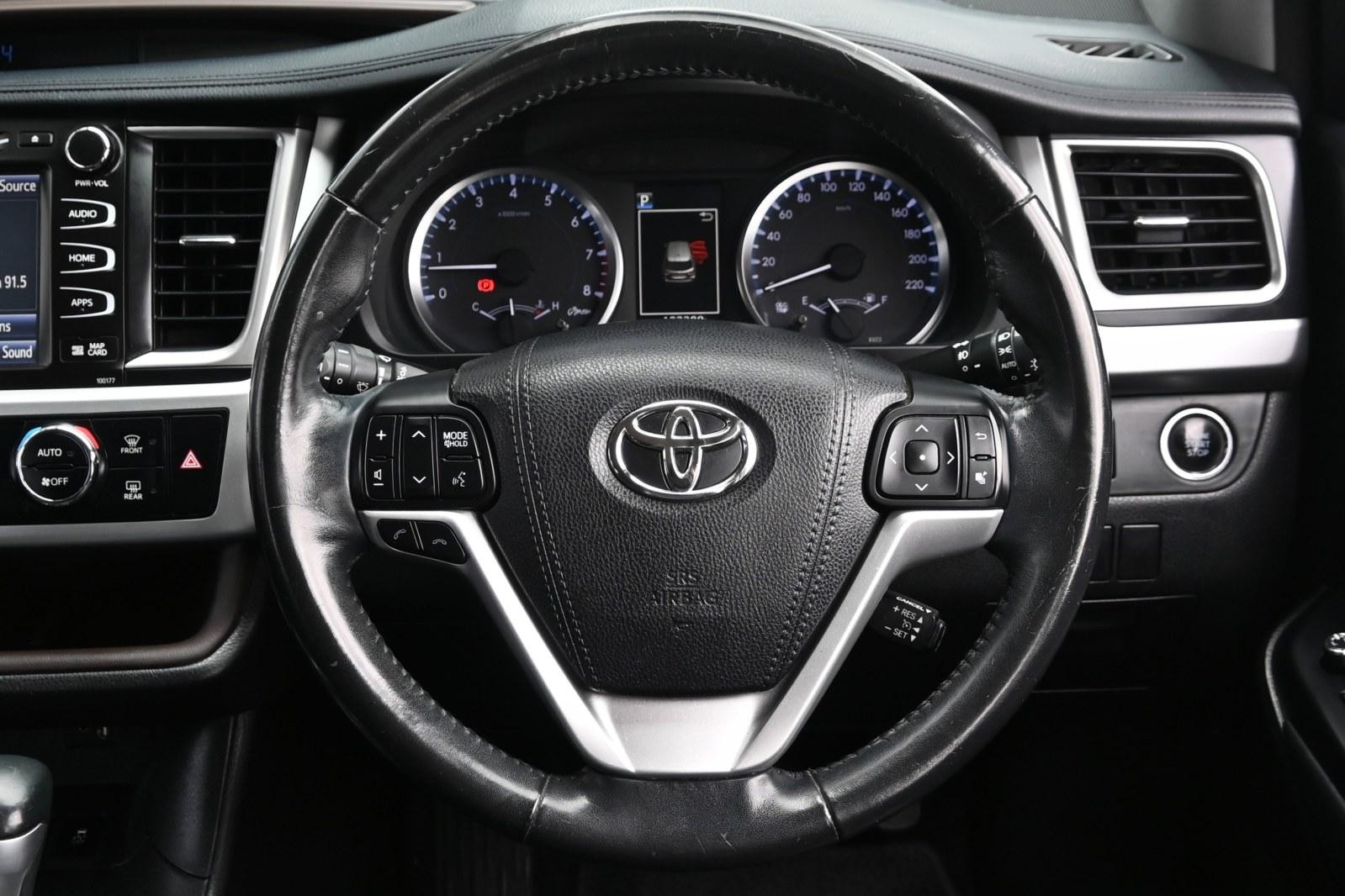 Toyota Kluger image 4