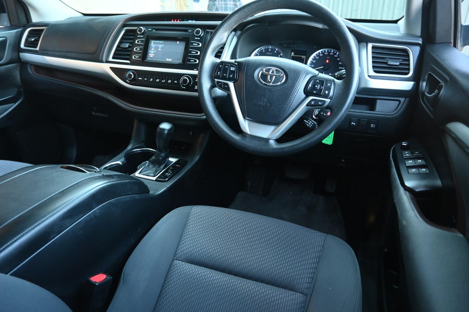 Toyota Kluger image 3