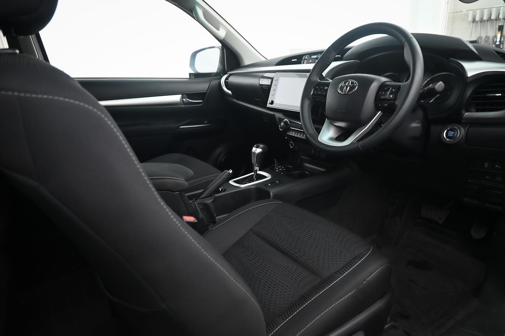 Toyota Hilux image 4