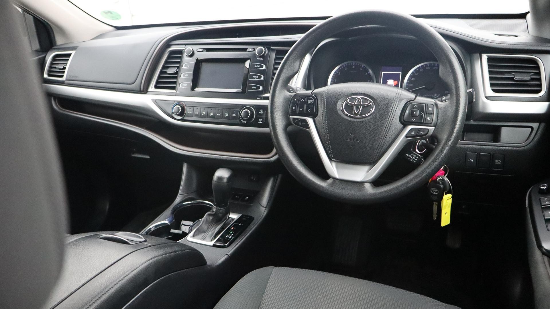 Toyota Kluger image 4