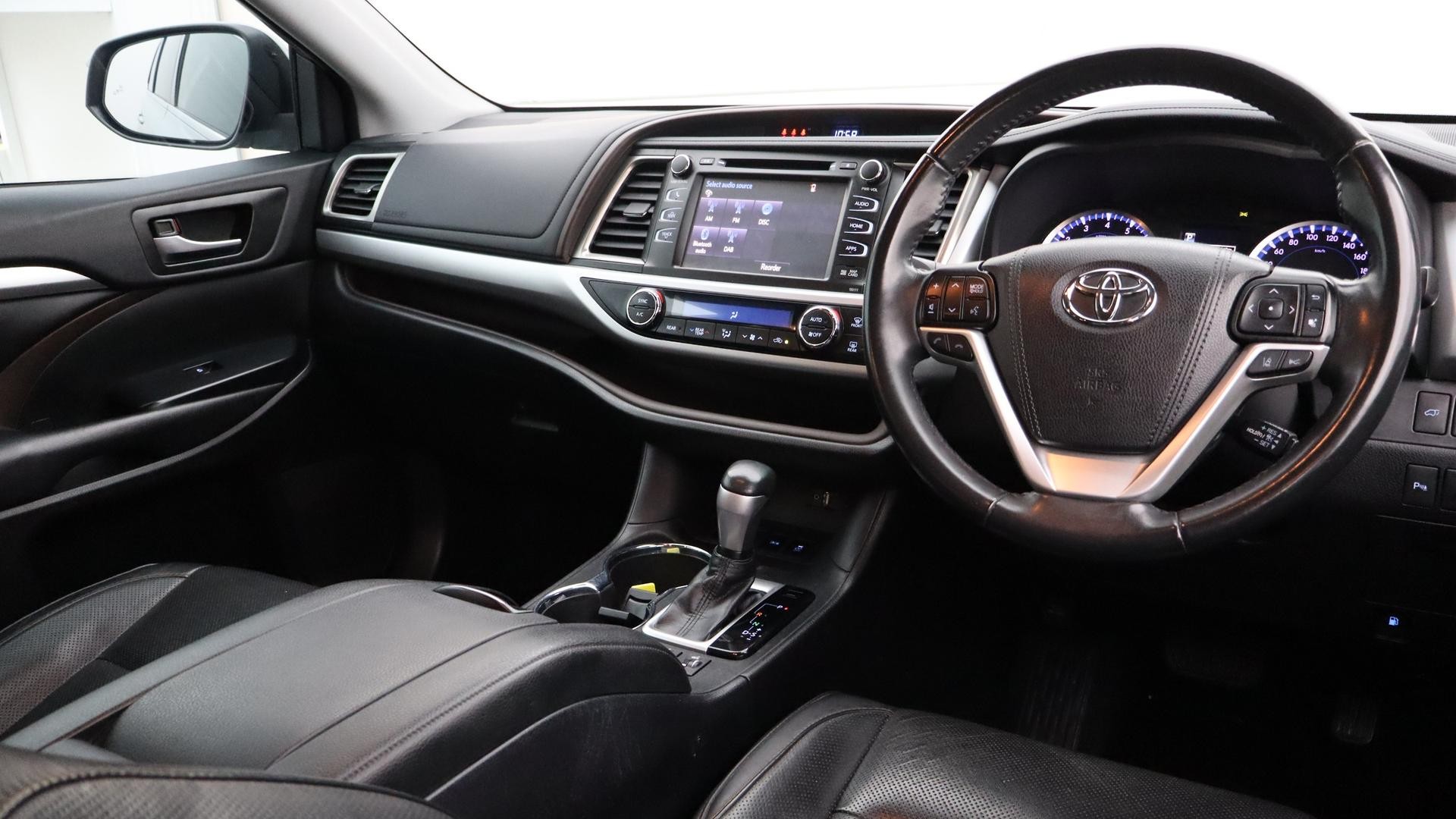 Toyota Kluger image 4