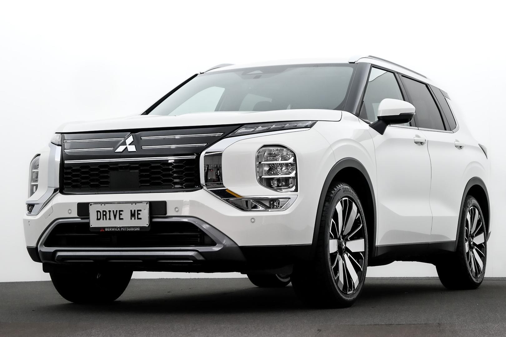 Mitsubishi Outlander image 1