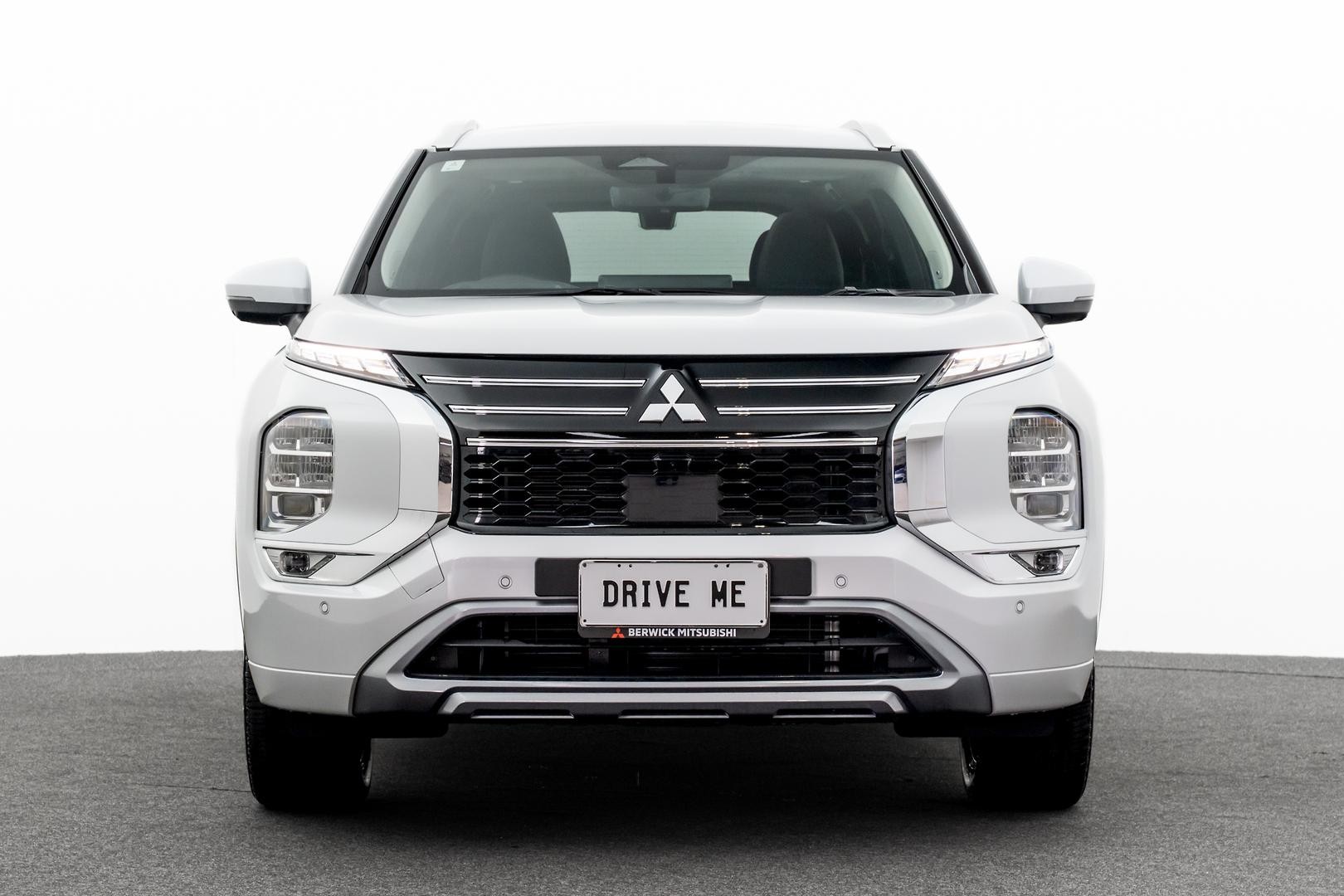 Mitsubishi Outlander image 2