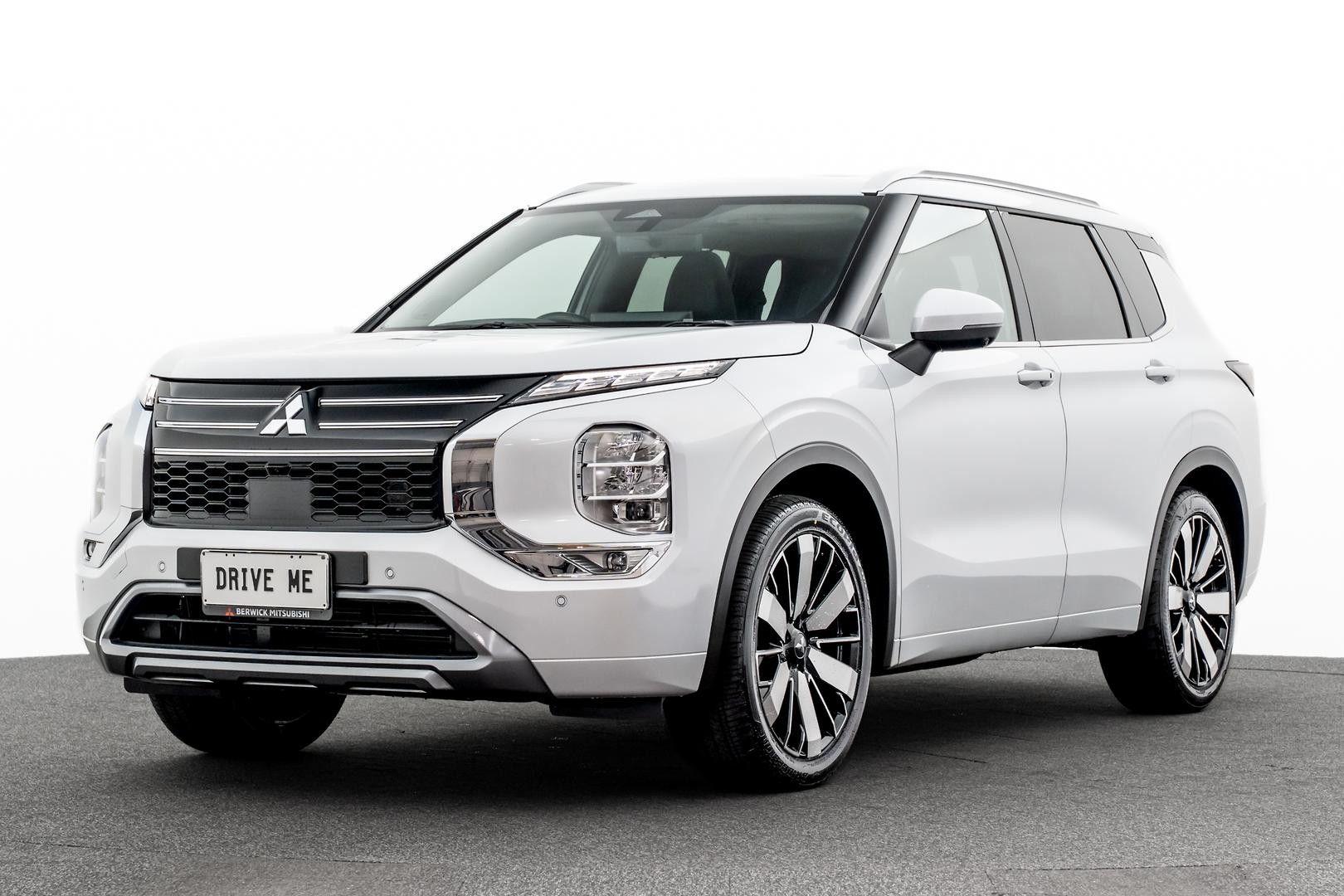 Mitsubishi Outlander image 1