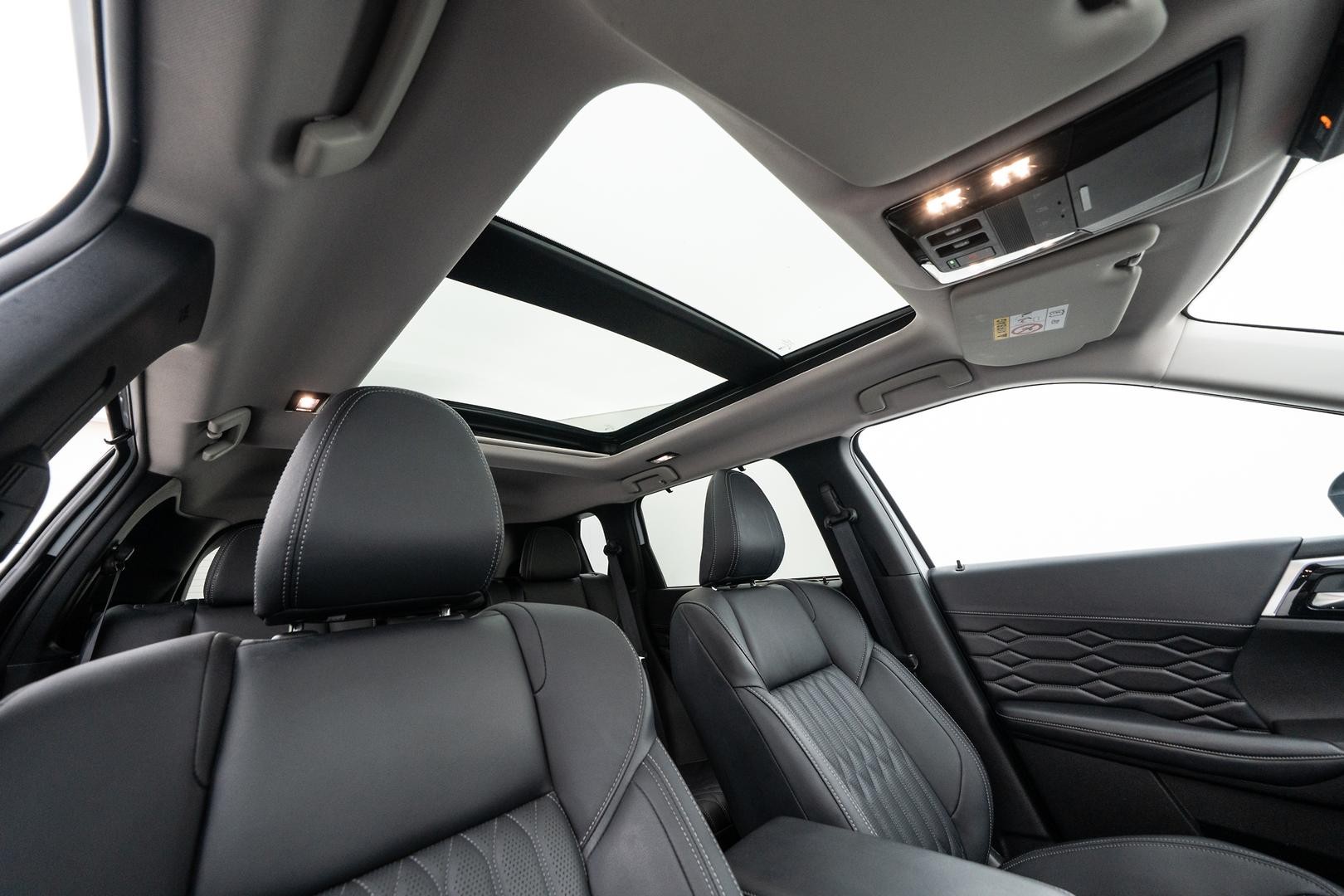 Mitsubishi Outlander image 4