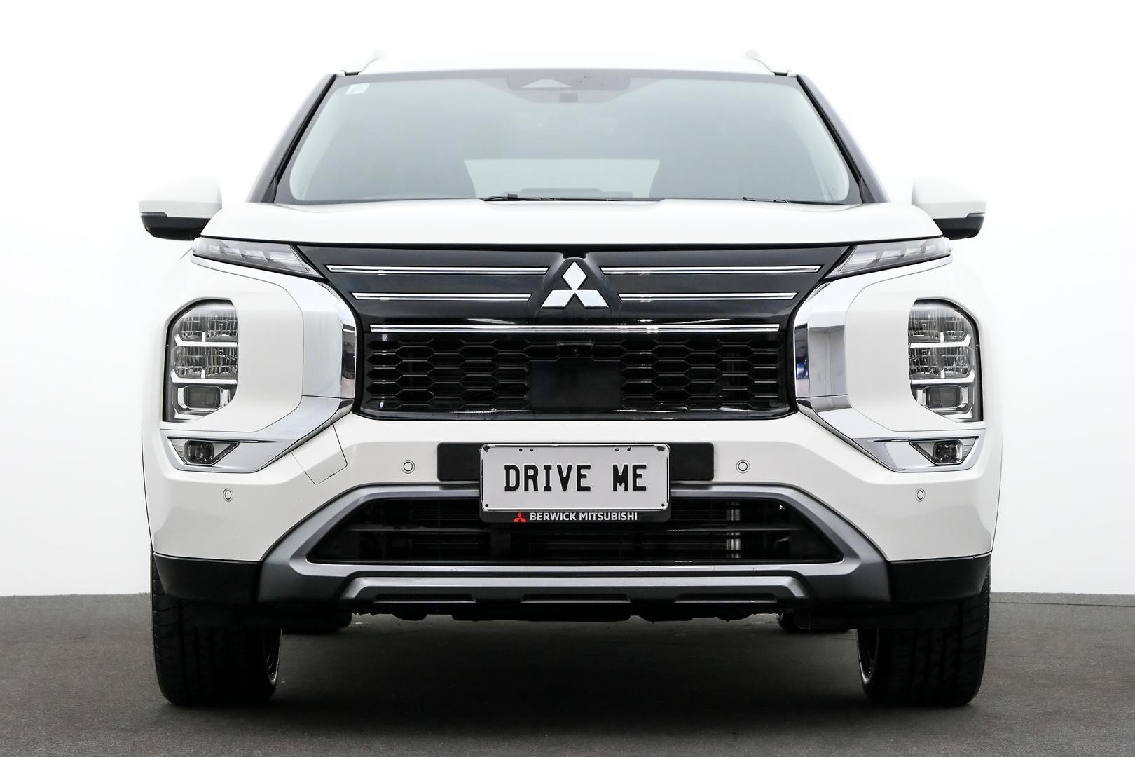 Mitsubishi Outlander image 2