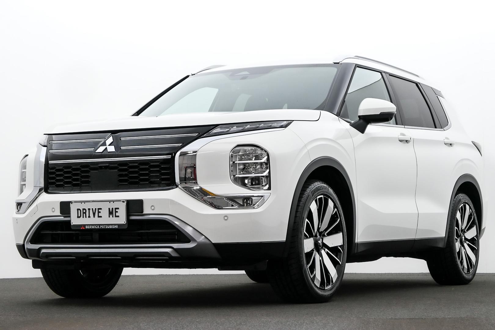Mitsubishi Outlander image 1
