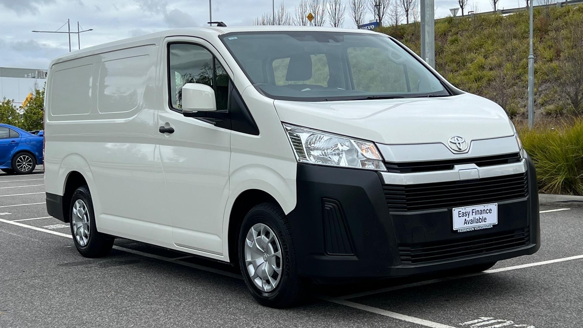Toyota Hiace image 2