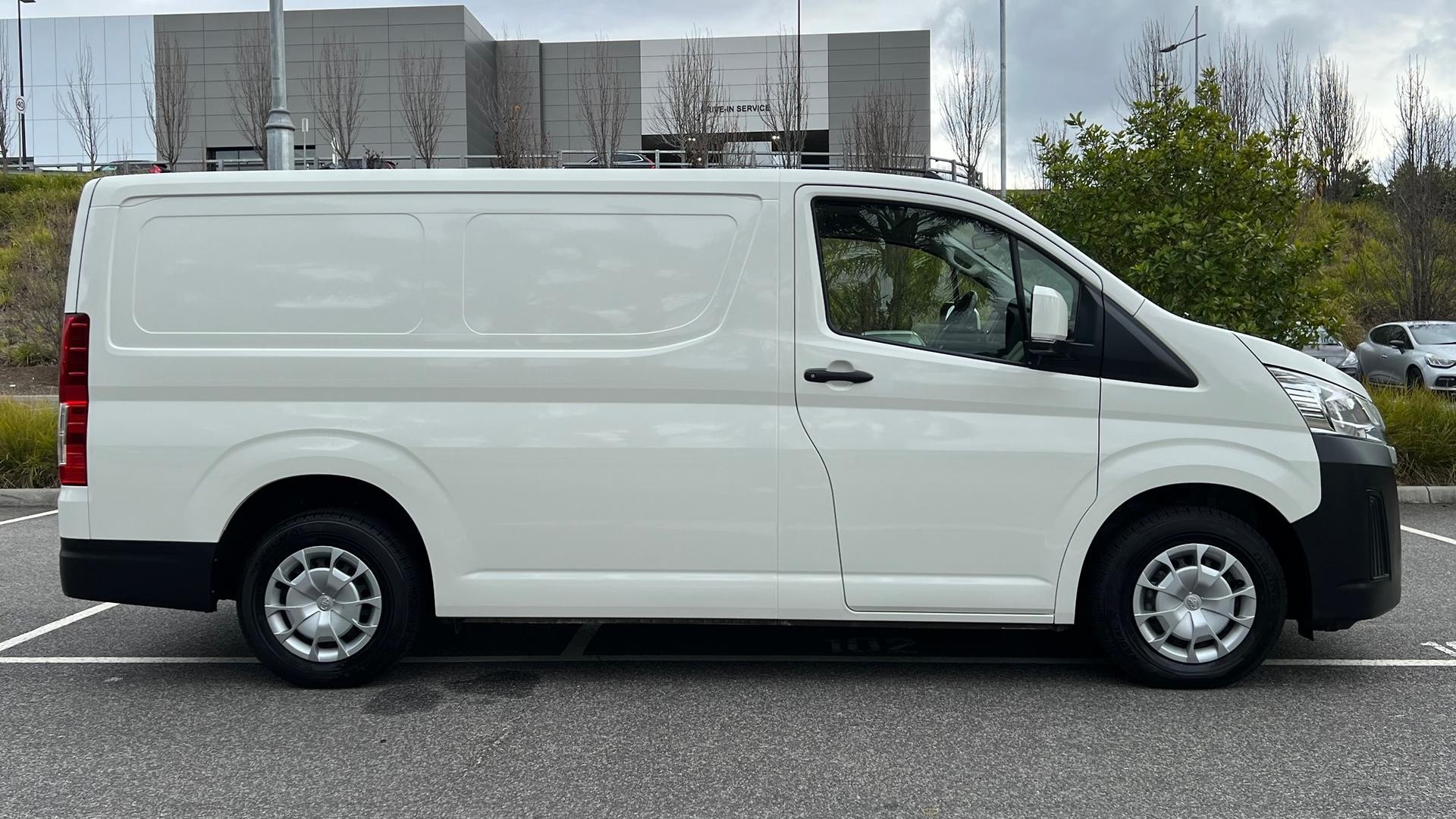 Toyota Hiace image 3