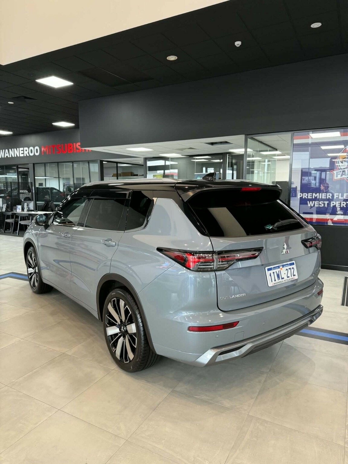 Mitsubishi Outlander image 2