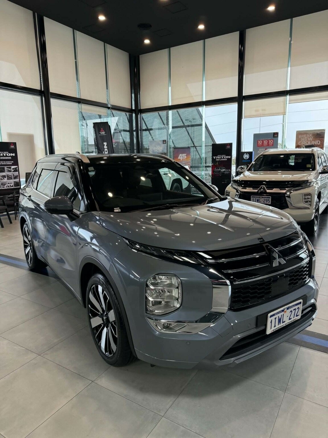 Mitsubishi Outlander image 3