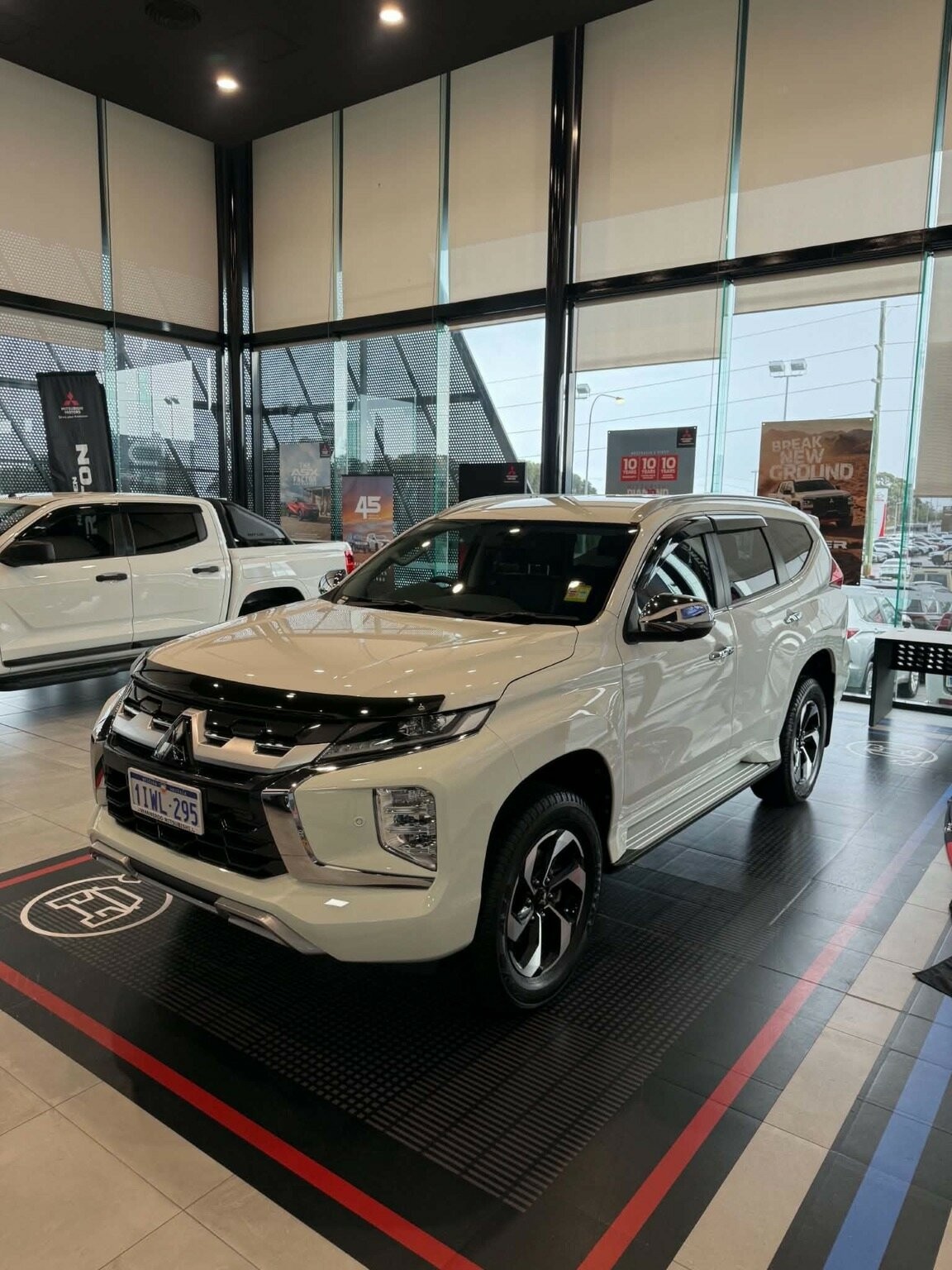 Mitsubishi Pajero Sport image 2