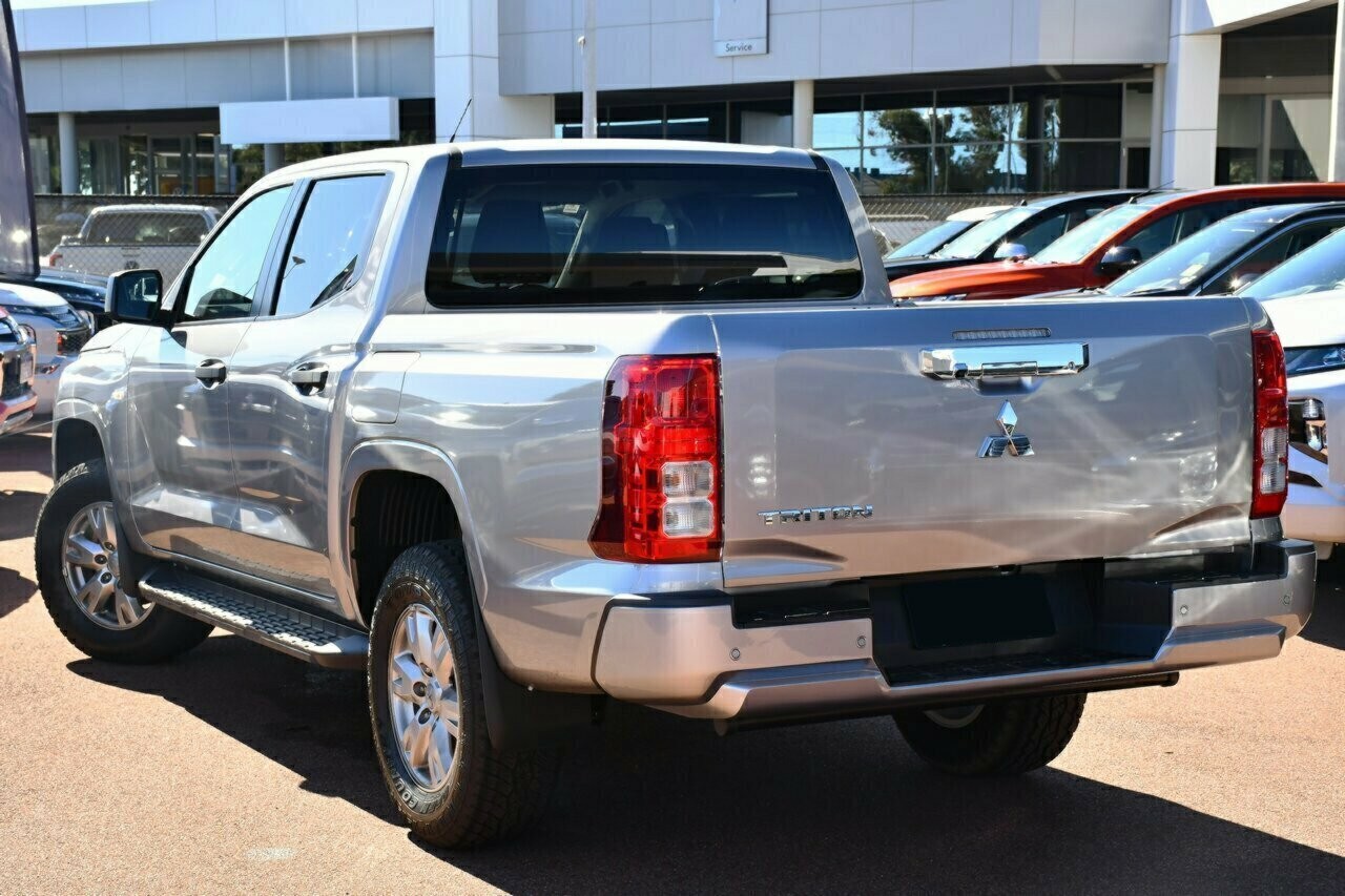 Mitsubishi Triton image 3
