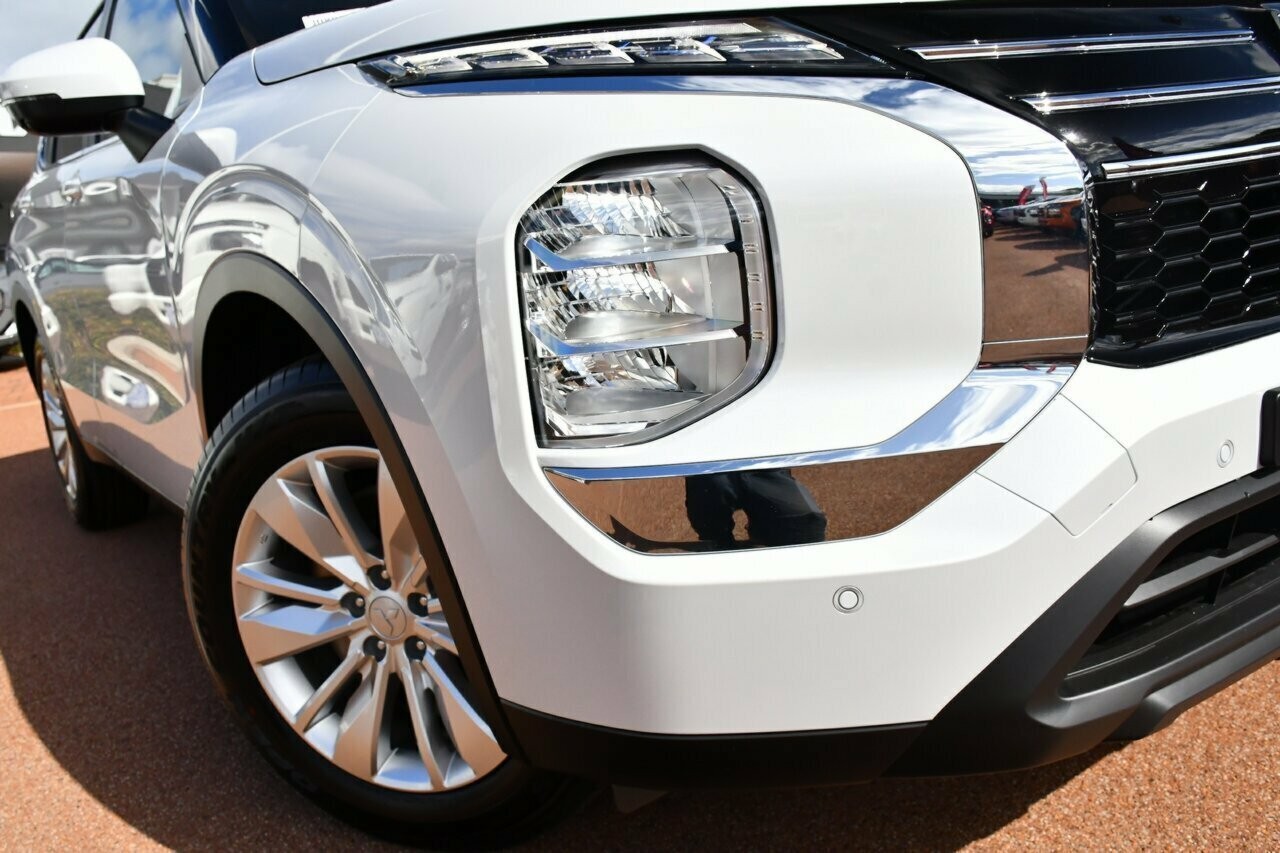 Mitsubishi Outlander image 2